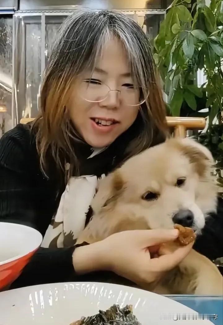 带狗涮火锅的女子怕是要后悔了她可能没料到随手发的视频会让自己陷入这种局面1