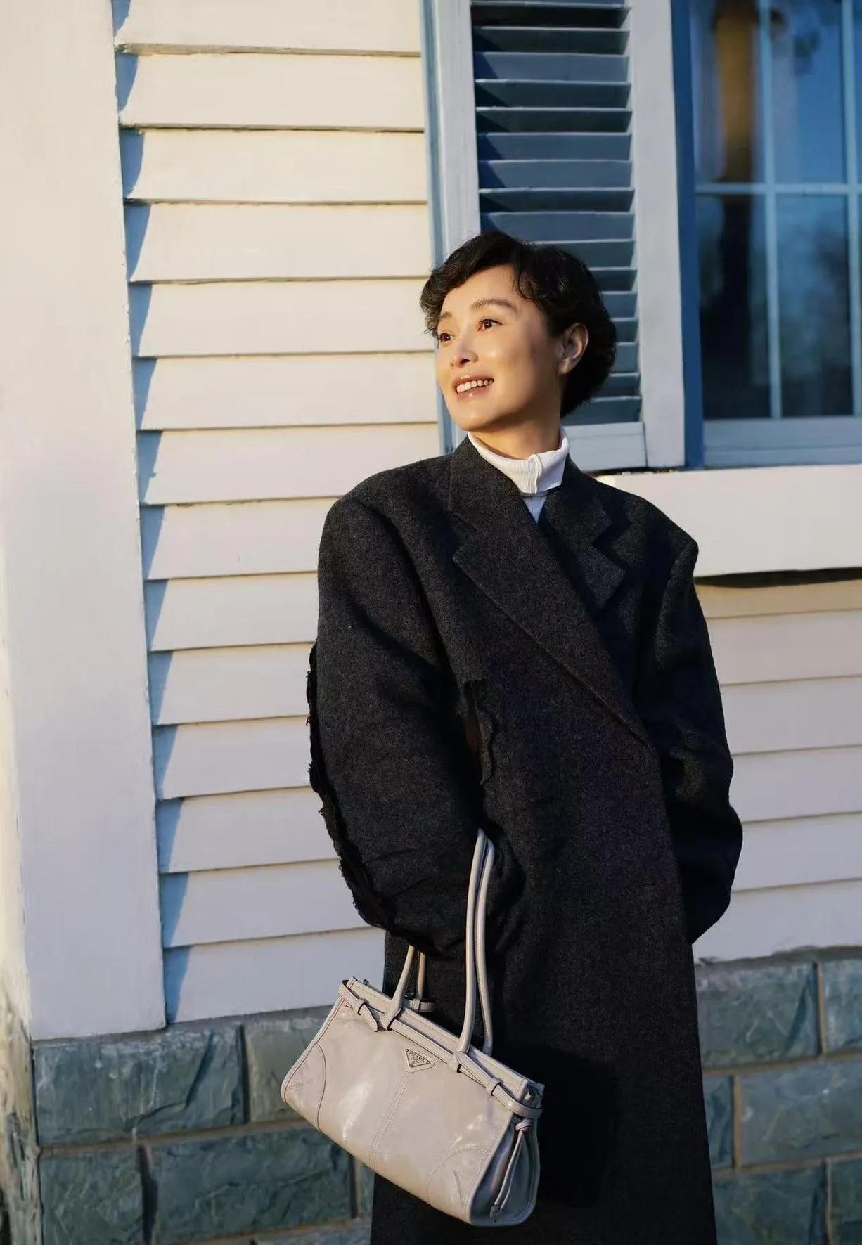 ✨吴越的短发造型，直接年轻了20岁！53岁的吴越最新写真曝光，一头利落的