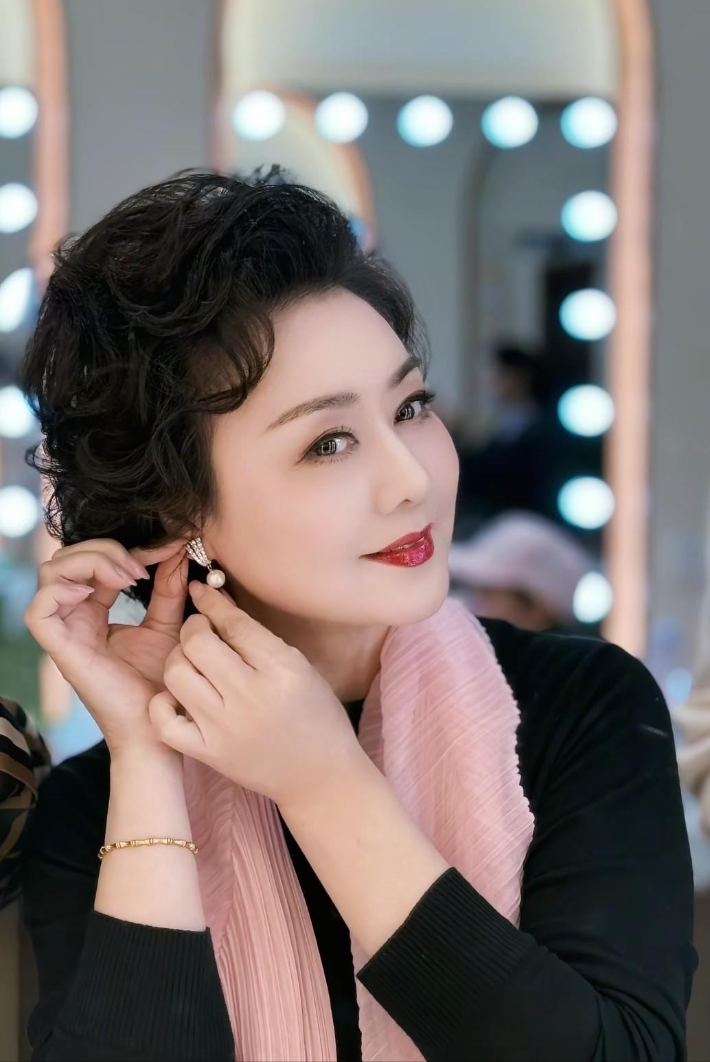 “京剧美人”李胜素,虽都年近60岁了,但扮相俊俏,嗓音清亮甜美的她,却依旧是当今