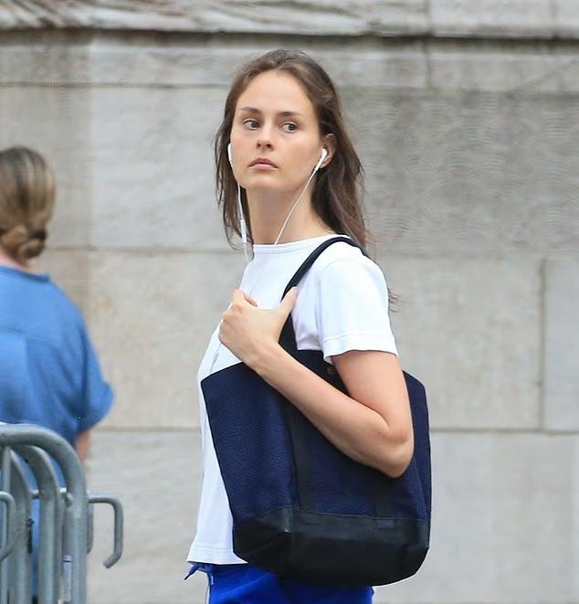 刚刚看到个新闻爱泼斯坦前女友牢房监控画面曝光细节比判决更刺眼今天看新闻，