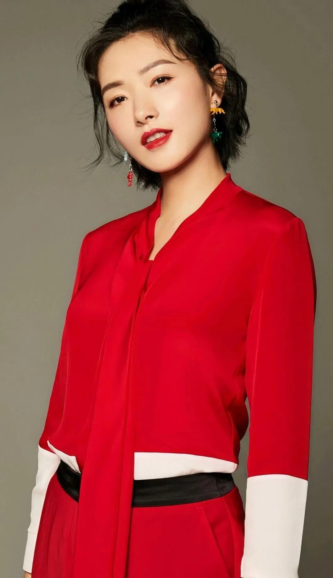 她的专业地位很硬她是国家话剧院演员，话剧功底扎实，手握金马奖女配角，金爵奖影