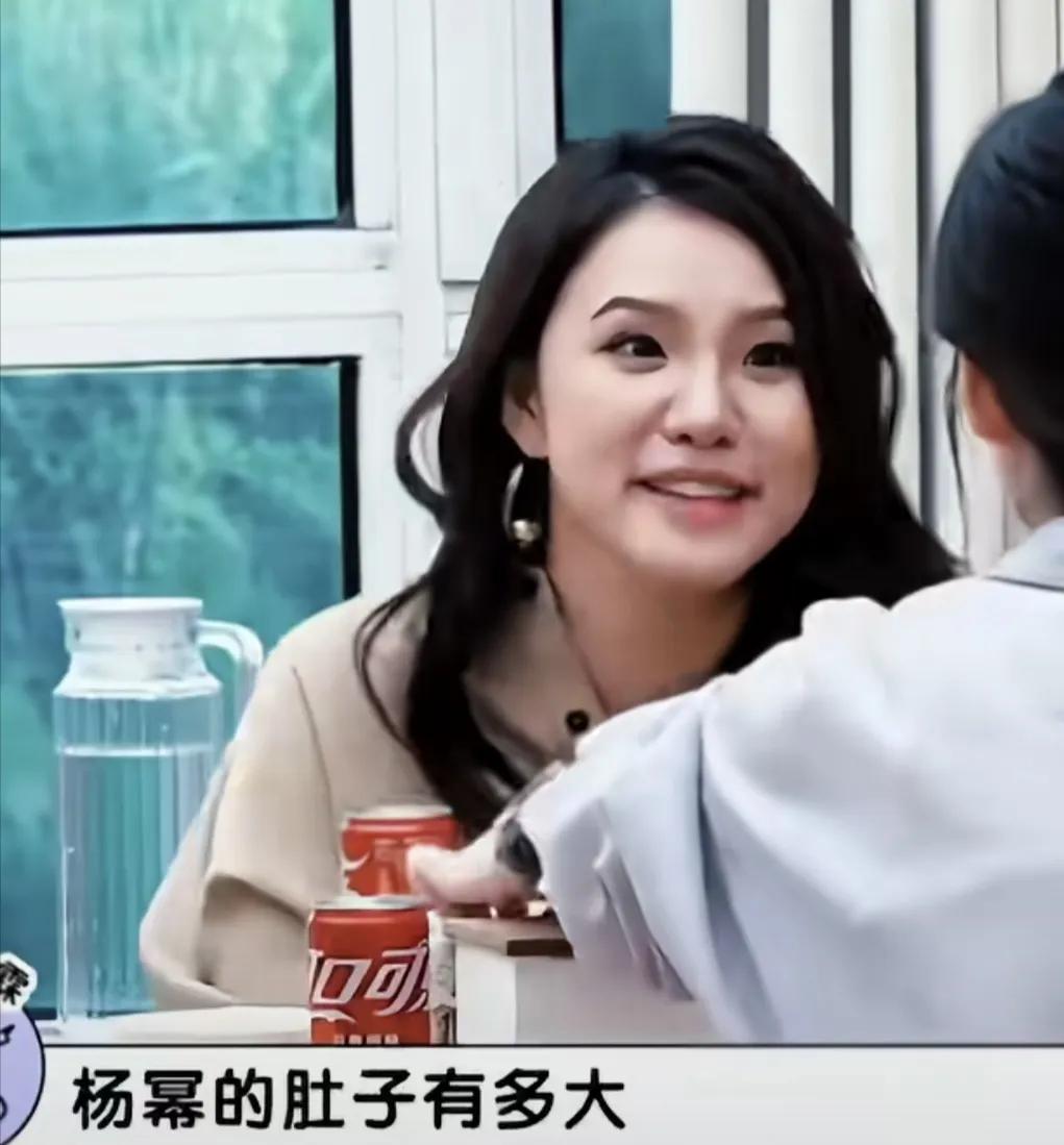 谢依霖爆料杨幂，说：“我们拍小时代3的时候，杨幂肚子有多大，还在演什么高中跑步，