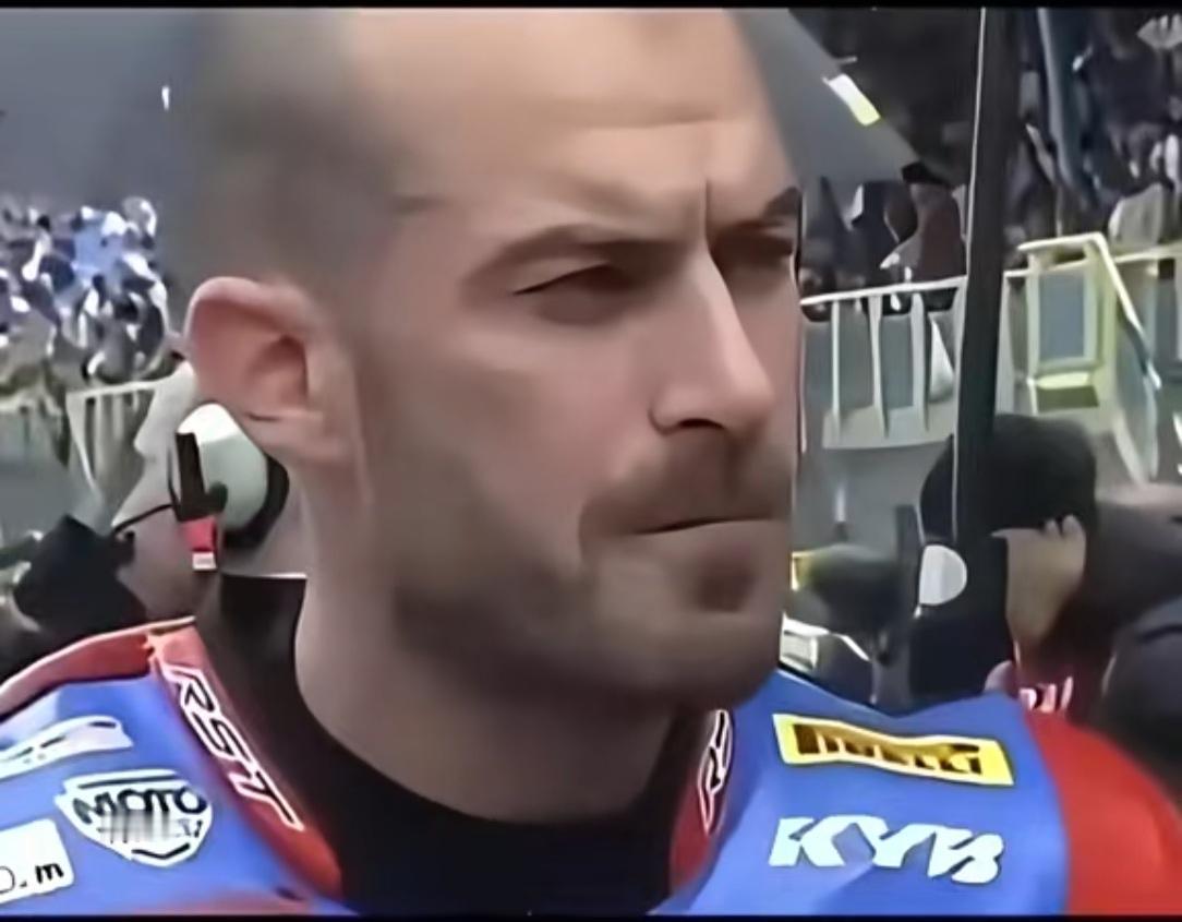 德比斯采访时一脸无奈不是因为张雪机车不行也不是因为没有夺冠，而是因为他孤军奋