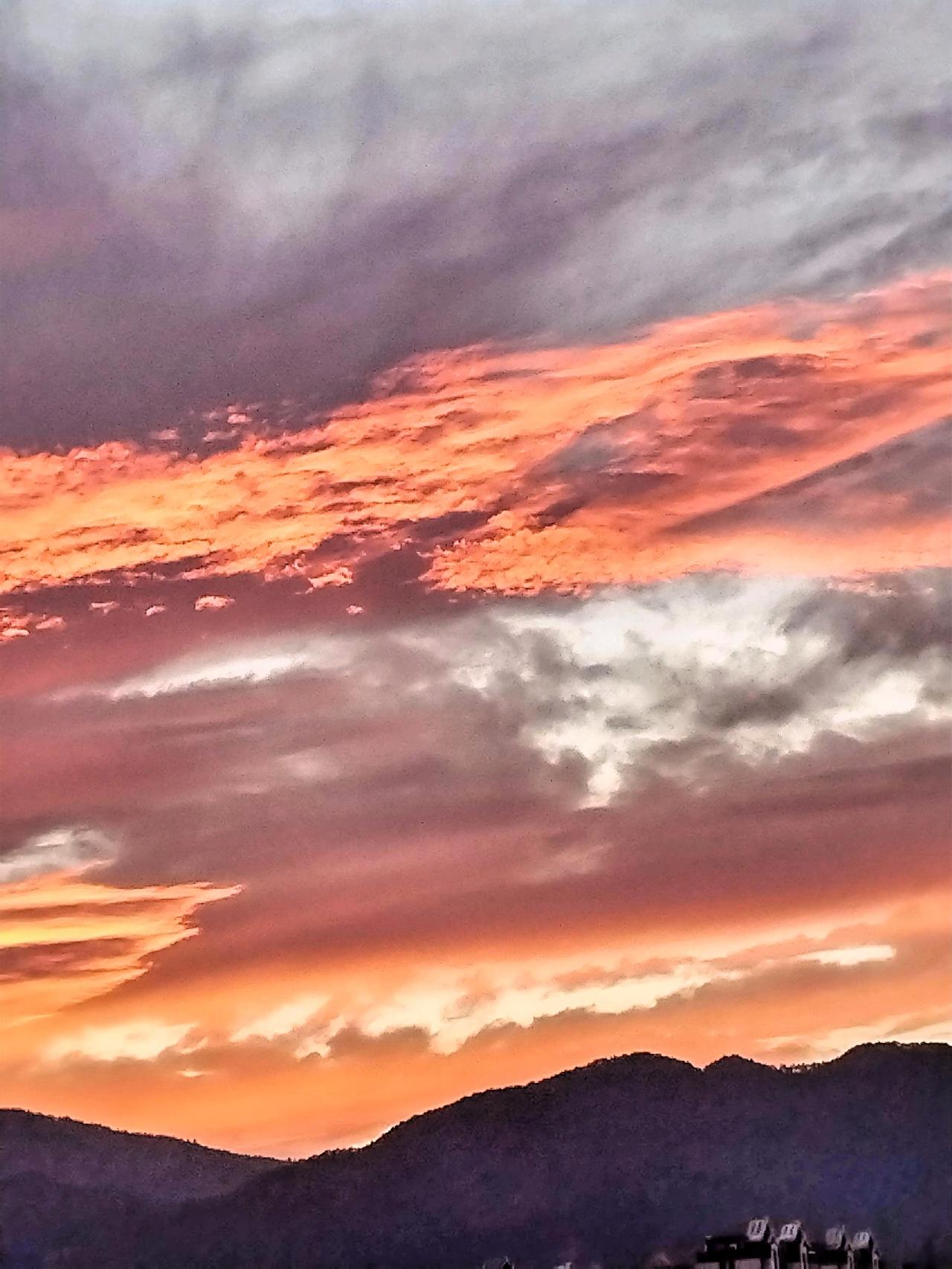 云霞辉映山川，夕照晕染天边。每一回目睹这般绝美的夕阳，都好似能触摸到时光的温柔与