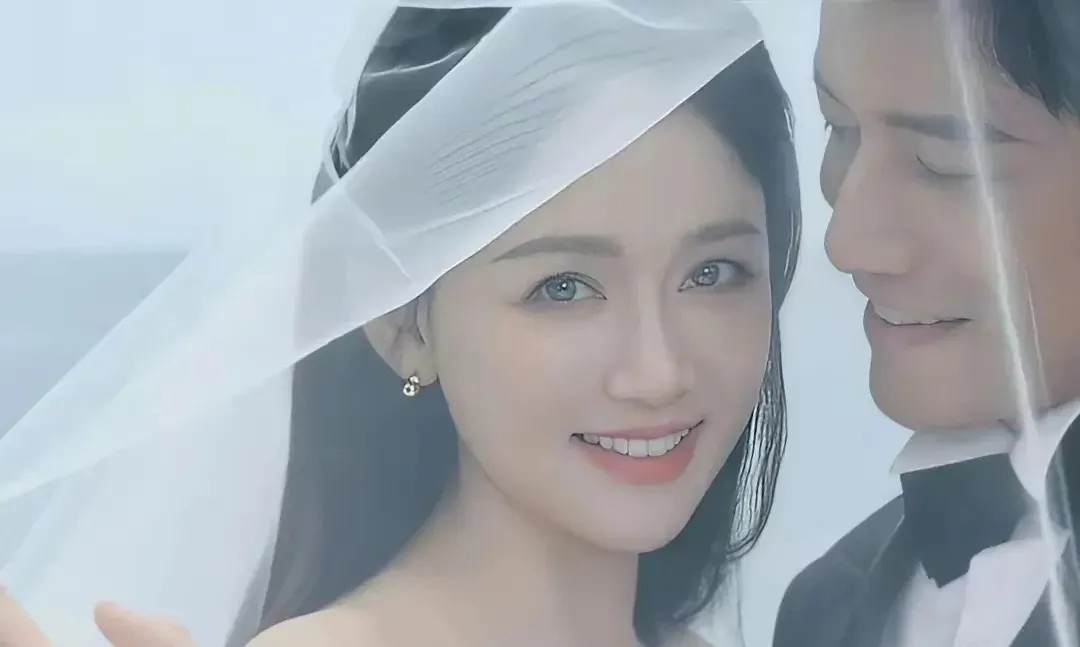 还真让人难以想到，曾经的“偶像剧女王”陈乔恩，为了和帅气的富二代小老公在一起而不