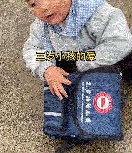 太暖心了吧！河南，一爸爸和妈妈一起去接上幼儿园的儿子放学，结果孩子出来后，竟从书