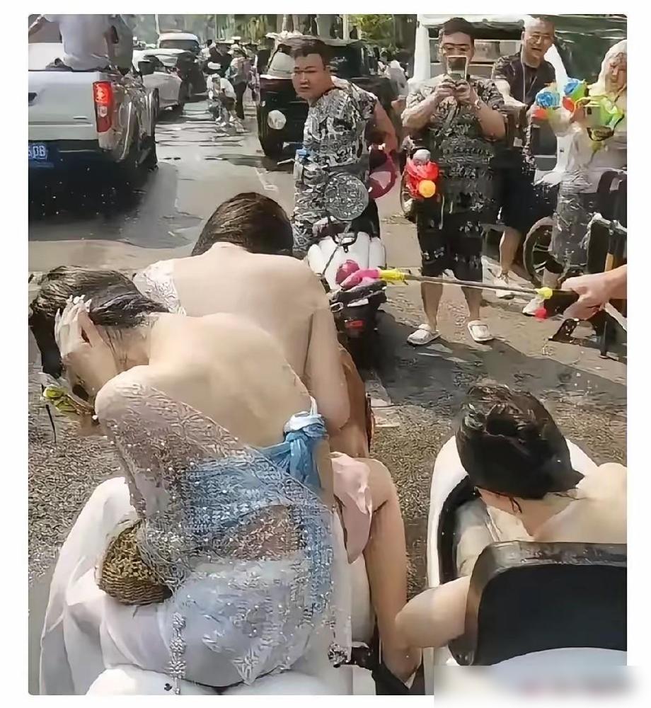 西双版纳泼水节彻底变味我前两年去西双版纳赶过泼水节，那时候还没这么多离谱的事