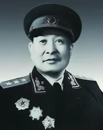 孟良崮残部重建的军长，被俘后为何没进战俘营？一句话改写结局1949年，74