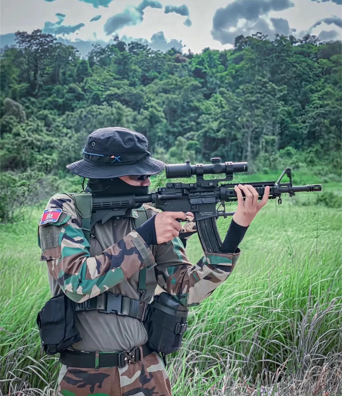 柬埔寨士兵正在操作他的EMTANMZ-411.5英寸5.56毫米突击