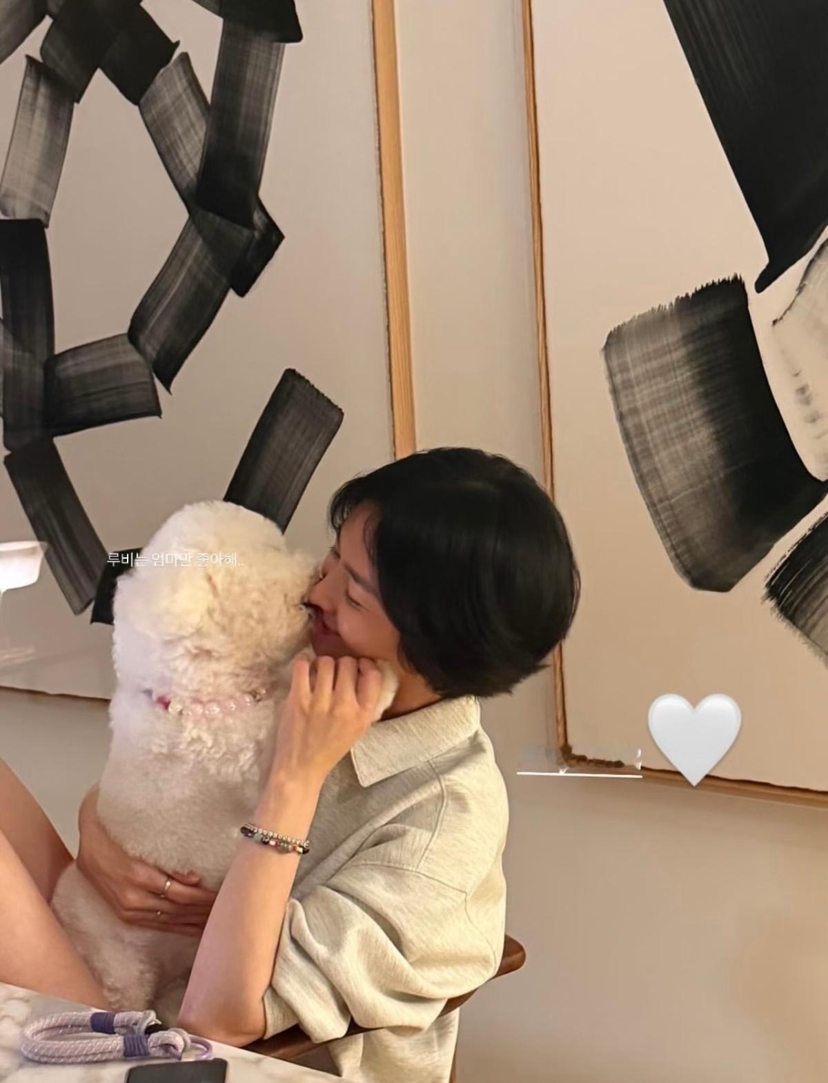 宋慧乔和秀智，两位美女又聚会了，还帮彼此拍了照​​​