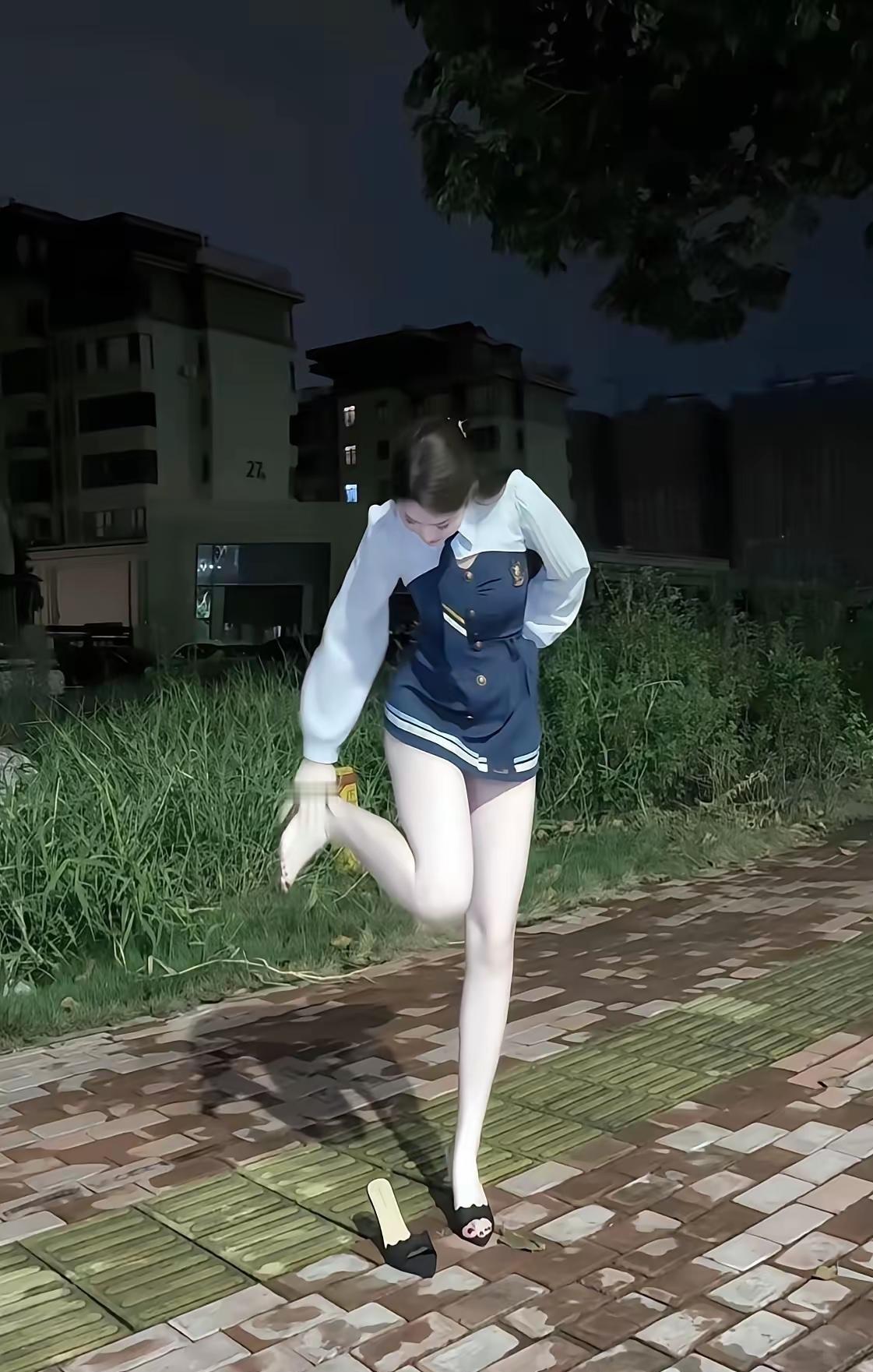 这才是真正的肤白貌美大长腿！黄金比例的身材，比国际超模都不遑多让。这样的皮肤