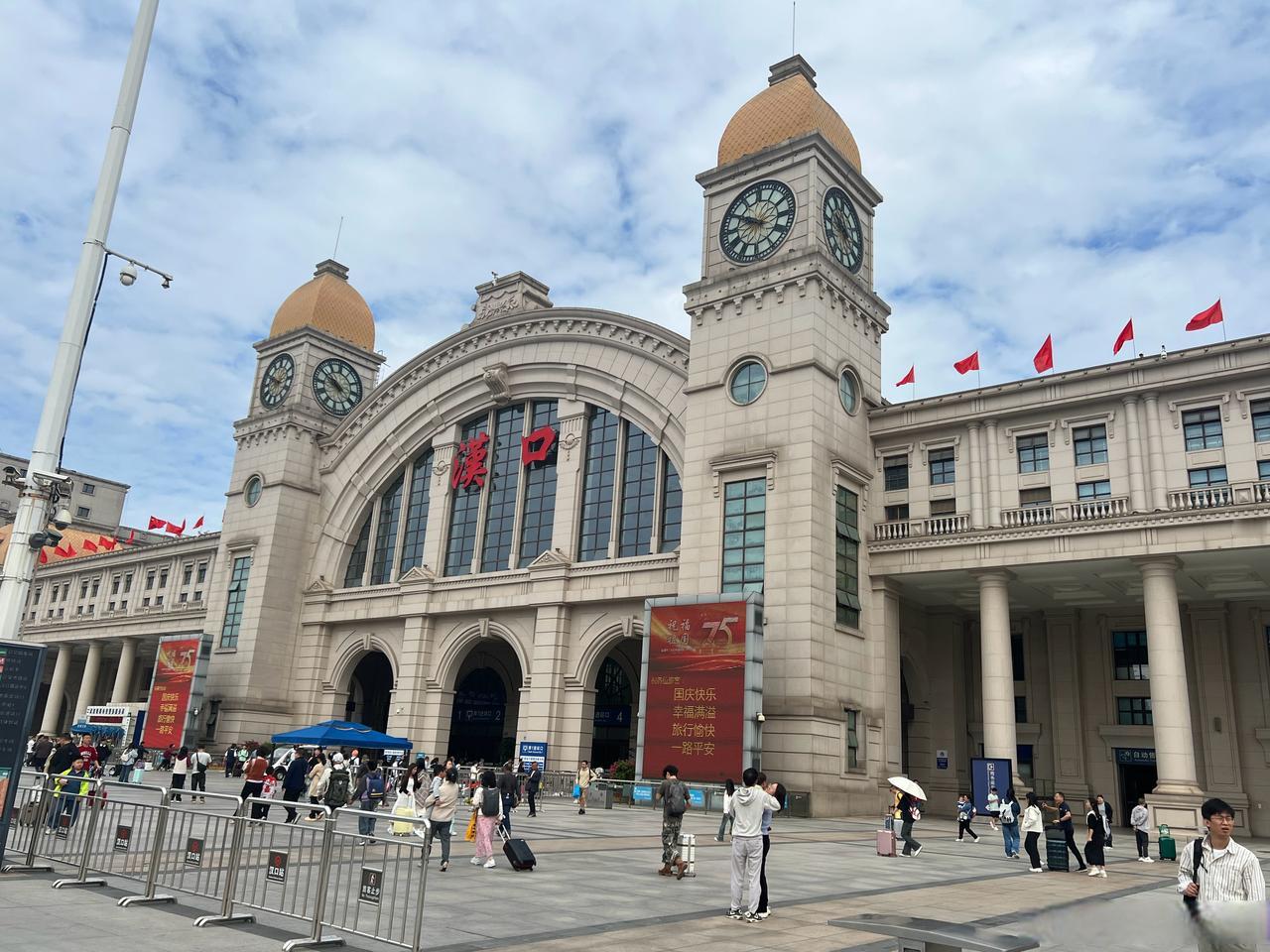 武汉的交通票价实在是“卷”！汉口到光谷30多公里的距离，不堵车不拥挤，全程一站式