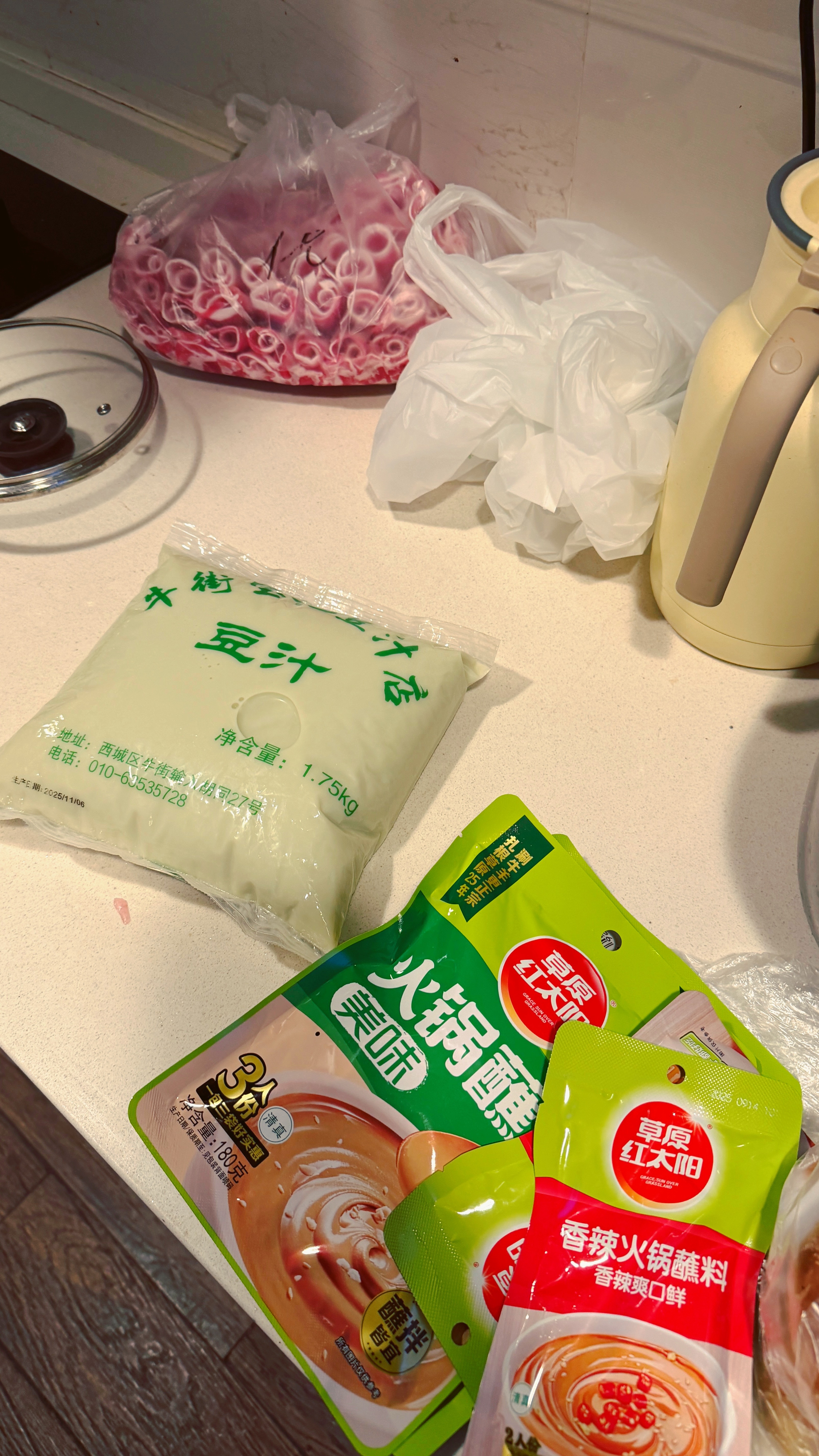 晚上涮肉配豆汁，呆会加热，整个屋里……​​​