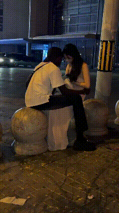 颜色反差真大！一个白白净净，漂漂亮亮的，一个颜色黝黑黝黑的，能被一个东方美女看