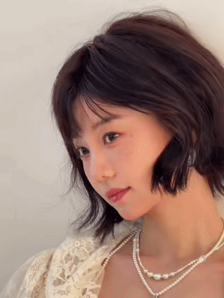 胡意旋短发雀斑造型胡意旋这次短发雀斑造型也太敢了吧！野生雀斑配上蓬松短发，再搭珍