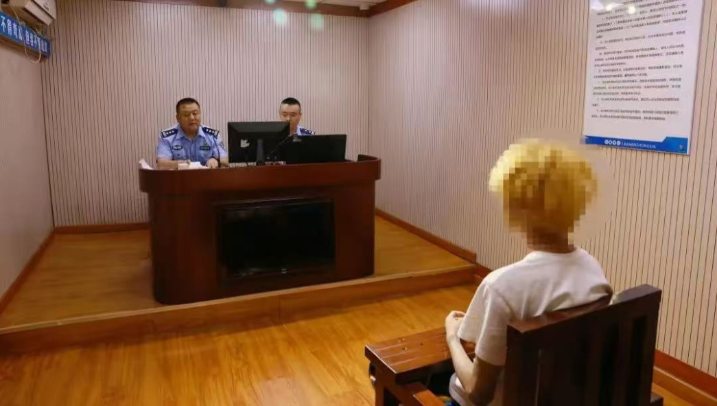 山东一男子和精神小伙发生纠纷，结果对方叫来二十多人将其围殴