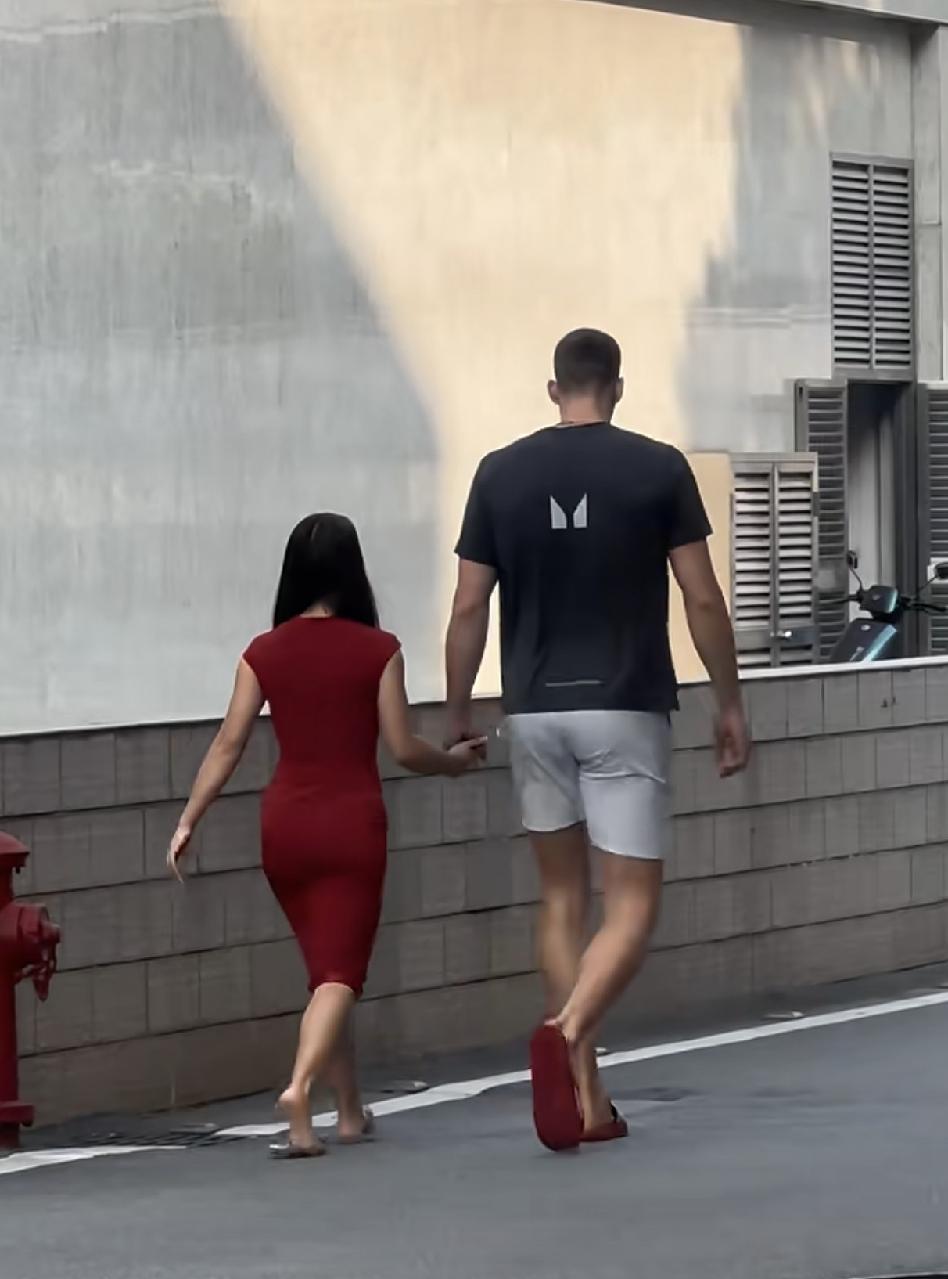 广东宏远外援卢卡一来打球就把女友带过来了，别看他又高又壮两米多的身材，女友却非常