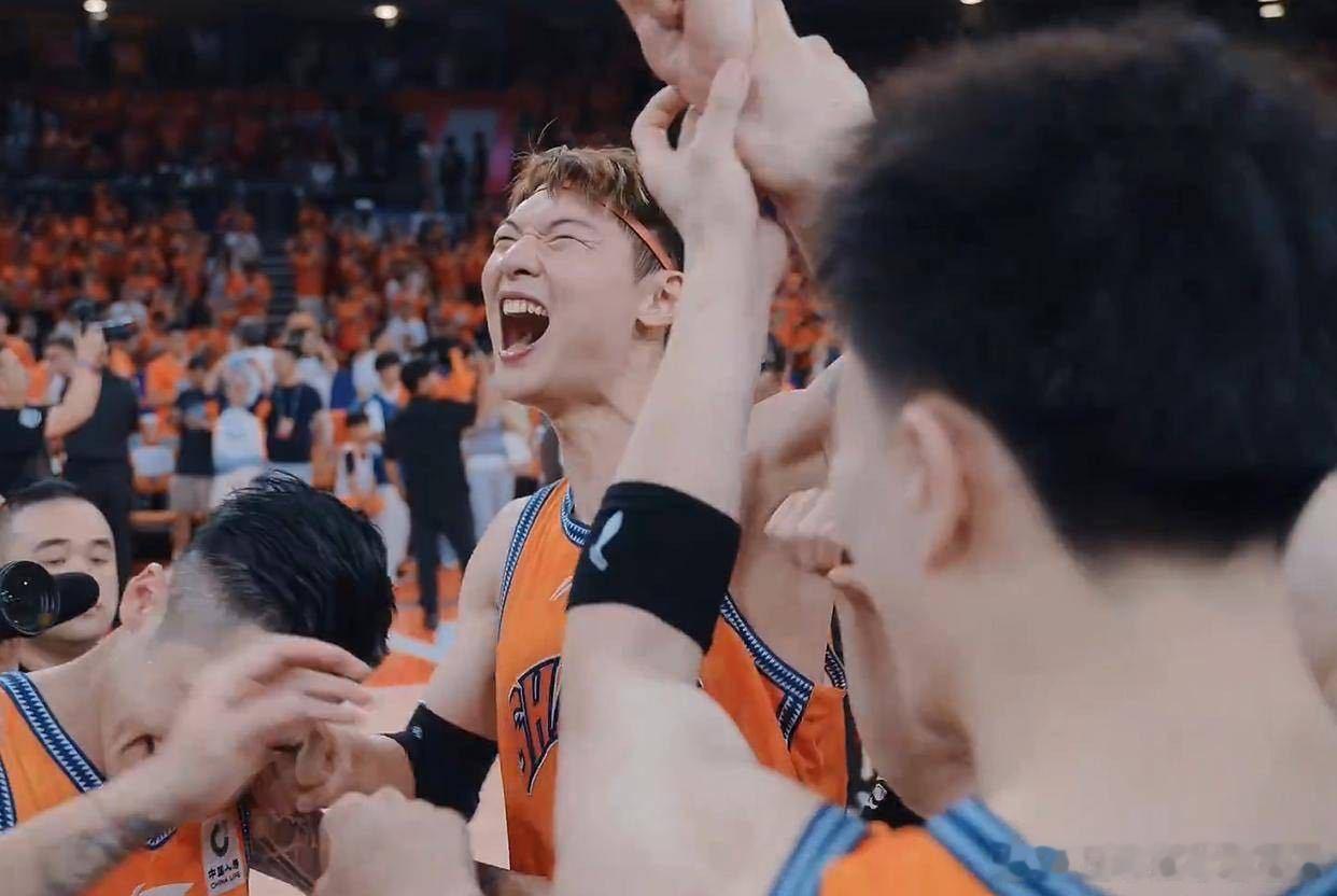 辽宁男篮张镇麟转会上海CBA金元篮球5000万转会费！媒体人透露上海引进张镇