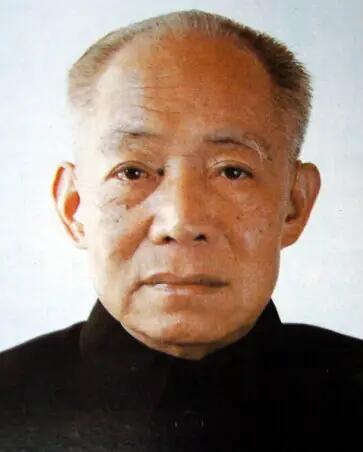 1977年春天，病床上的陈丕显体重只有80斤，鼻咽癌手术后的他面临人生重大抉择，