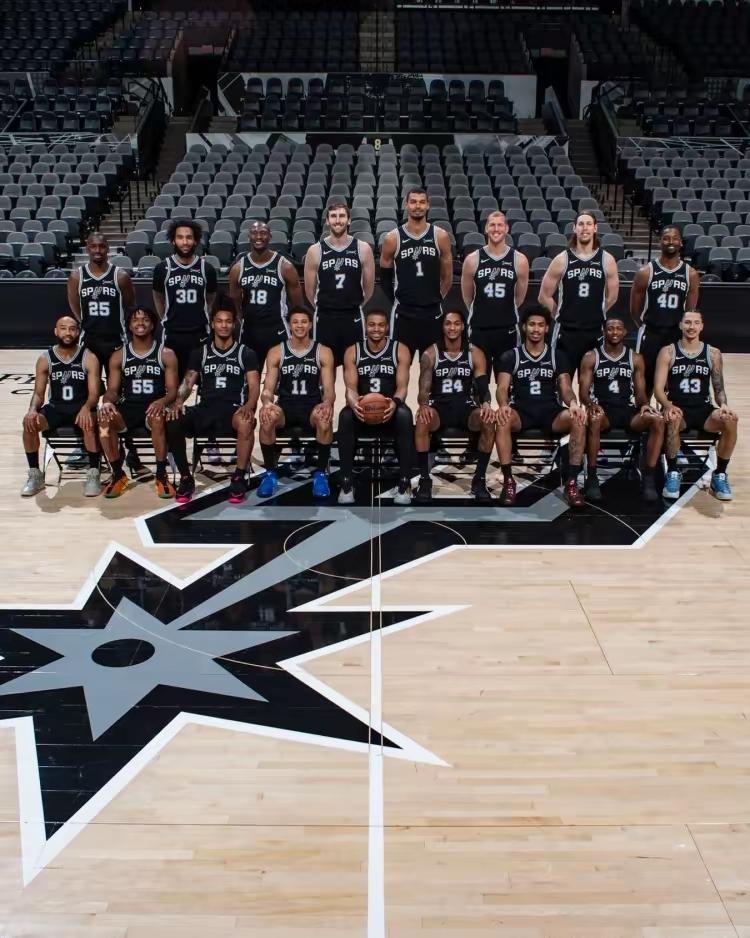 大家觉得这支马刺能夺冠吗？从马刺最新全家福中总结出的几点感受：1、马刺未来5