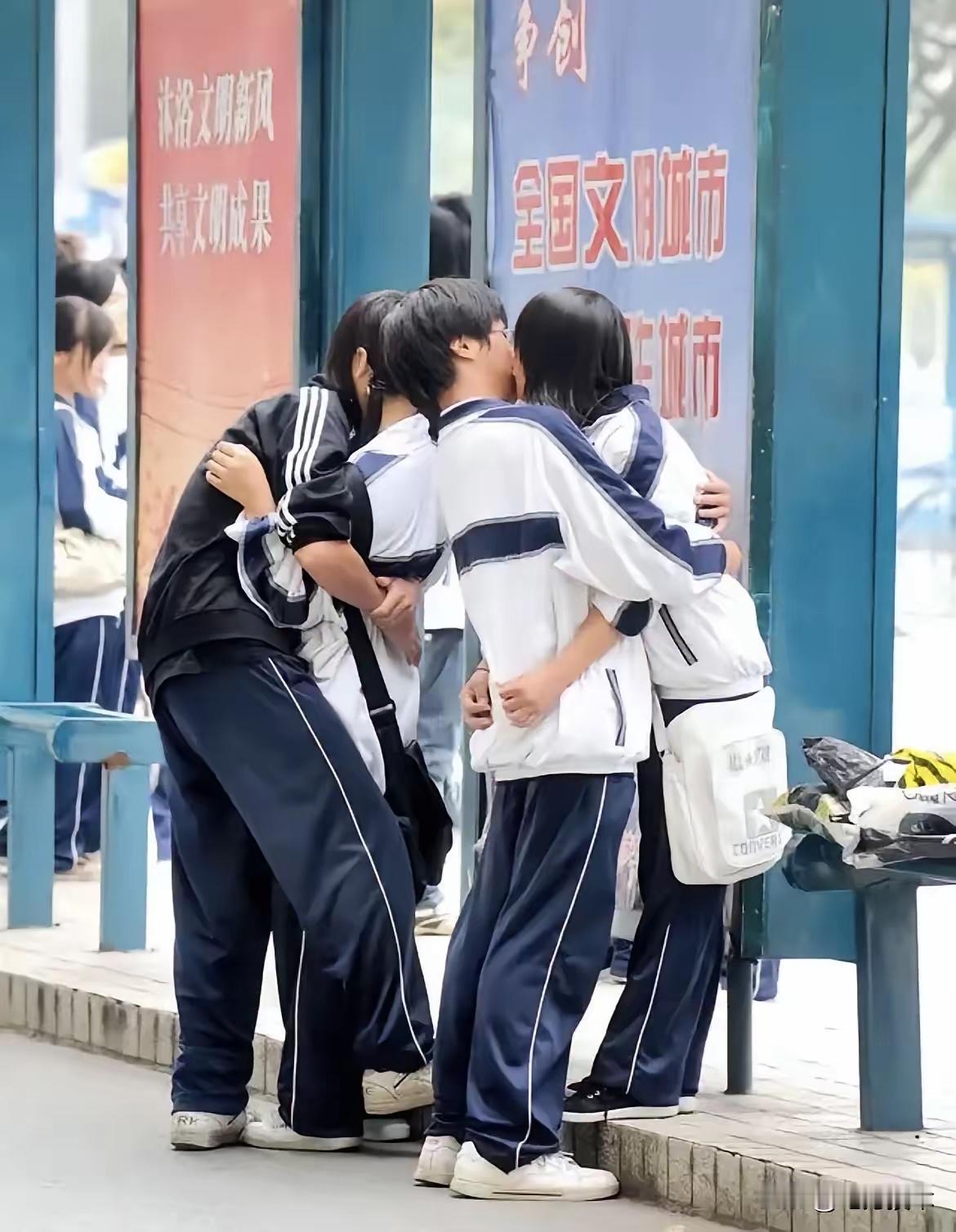 假如你是这几个孩子的家长或者老师你第一反应会是怎么做呢相信大部分家长会暴躁如