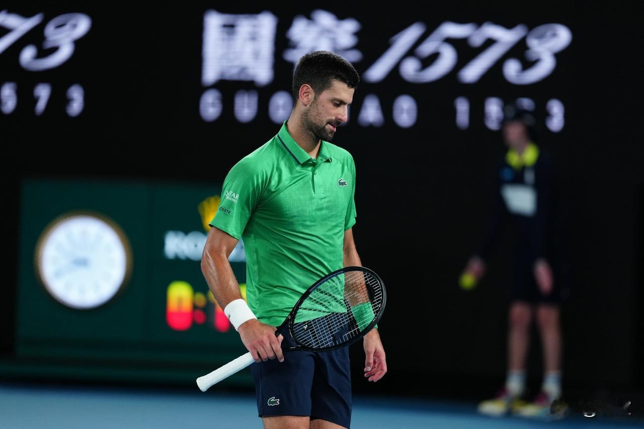 德约科维奇与辛纳的澳网男单半决赛正在进行，3-6丢掉首盘之后，德约科维奇以6-3