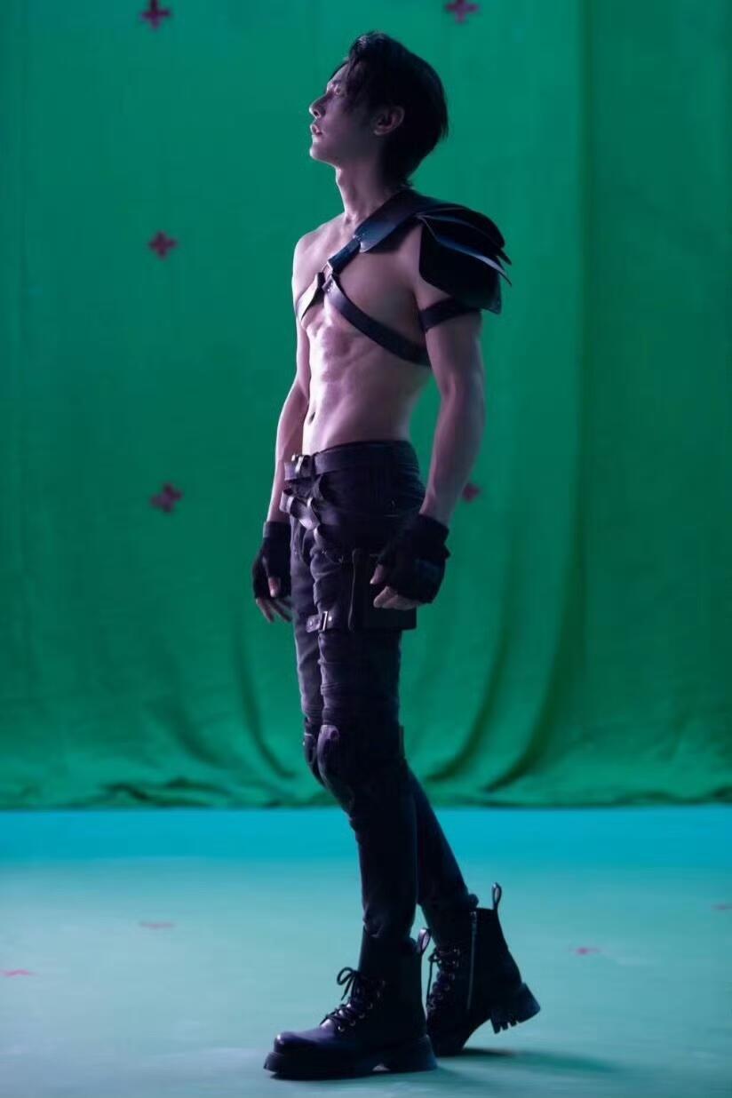 不怪炎亚纶这谁忍得住“谁懂啊！汪东城这波cos直接给我看傻了——白发+机甲装帅