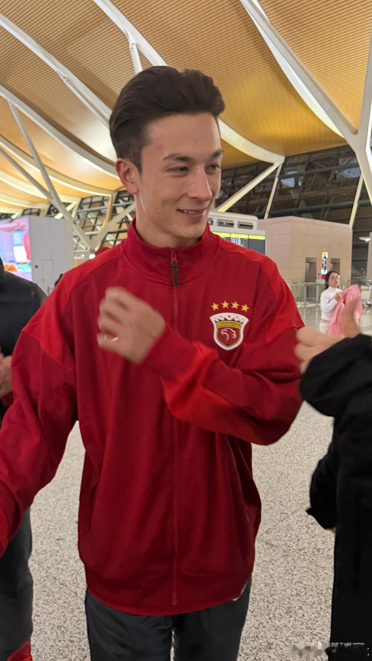 机场宣，海港启程前往多哈冬训，安永佳、张源、卢永涛被拍到随队出征！上海海港的这