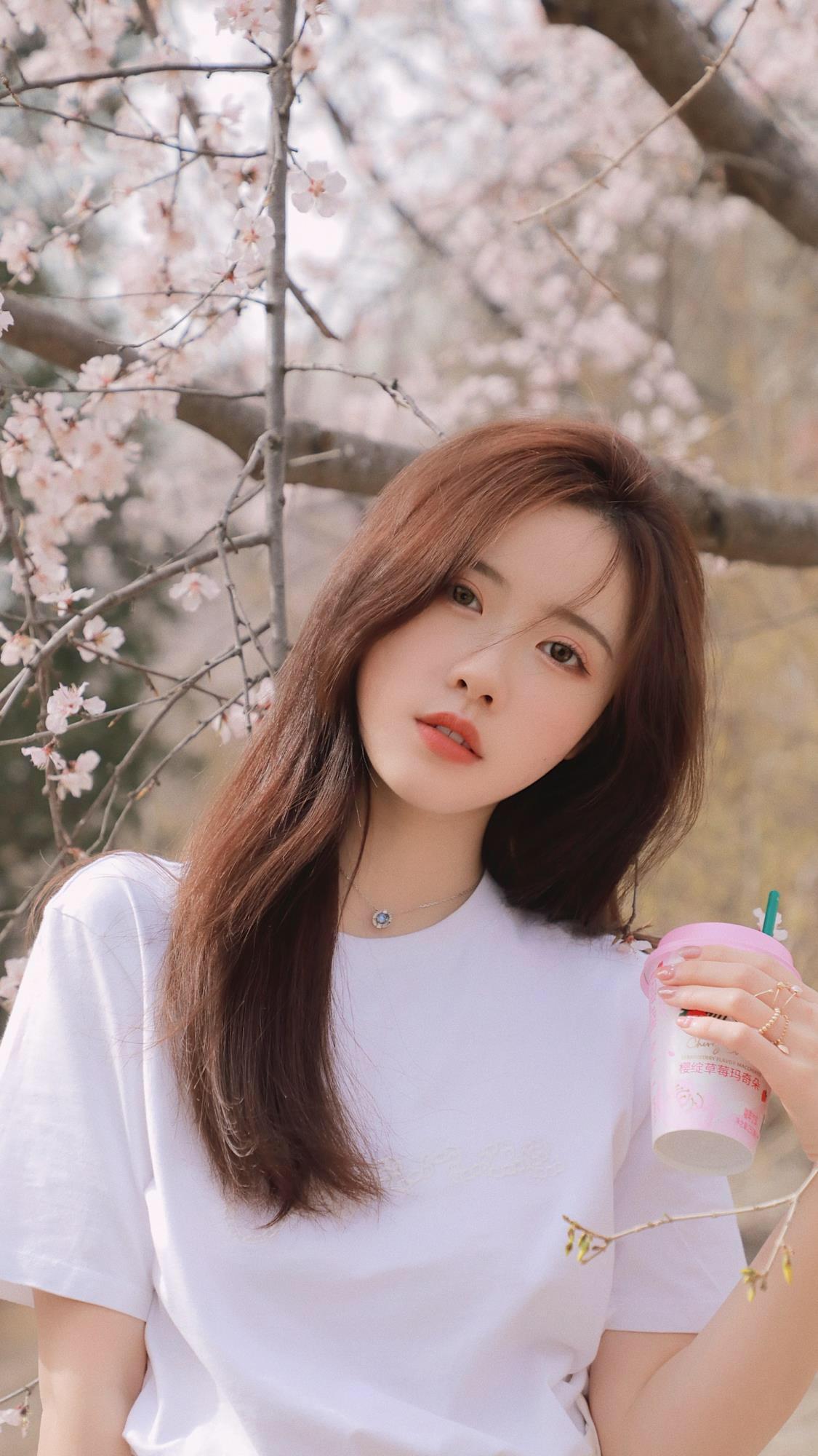 中午去银行存钱，一美女排在我后面。美女：