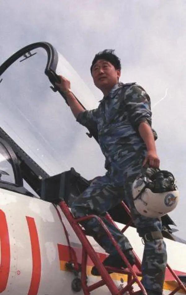 1993年，一架歼-7X试飞时连续两次空中停车，雷强认为是发动机问题，可设计师坚