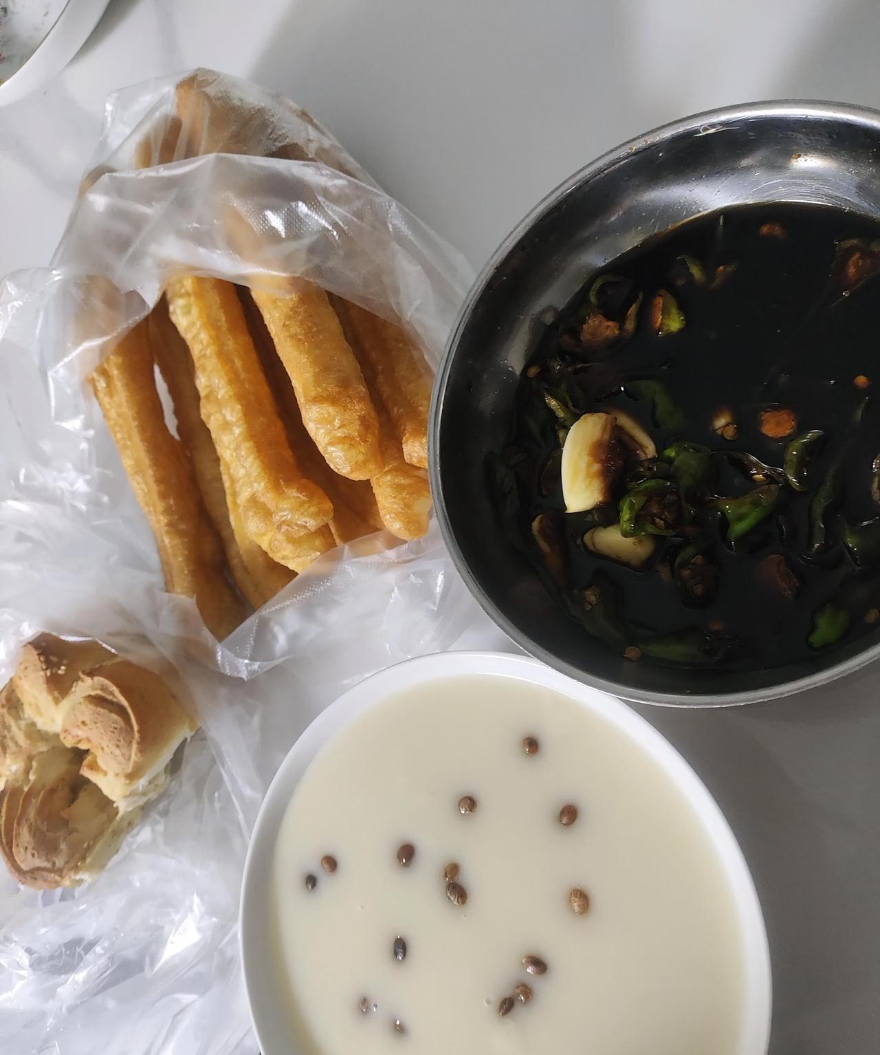 这个配置很能代表山东的早餐。山东人爱吃面食，早餐的油条，包子，粥是必不可少的，