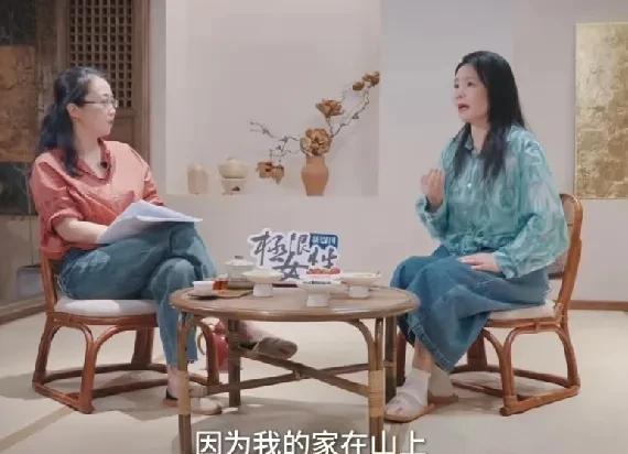 龚琳娜：“疫情的时候，我一个人住外云南的山上，有一天晚上突然地震了，玻璃都碎了，
