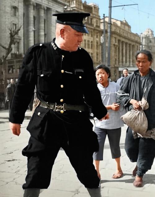 1948年3月，上海外滩，美国摄影师JackBirns镜头下一名身材肥胖的警察