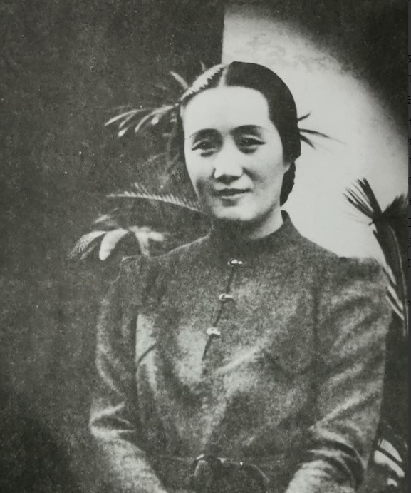 1950年，宋时轮在饭店吃饭，无意间听到老板的名字，他手猛地一抖、放下筷子对服务