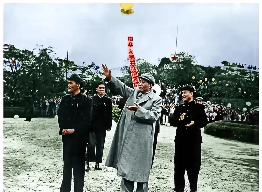 1958年1月22日，毛主席在省委第一书记韦国清的陪同下，冒雨在南宁人民公园接见