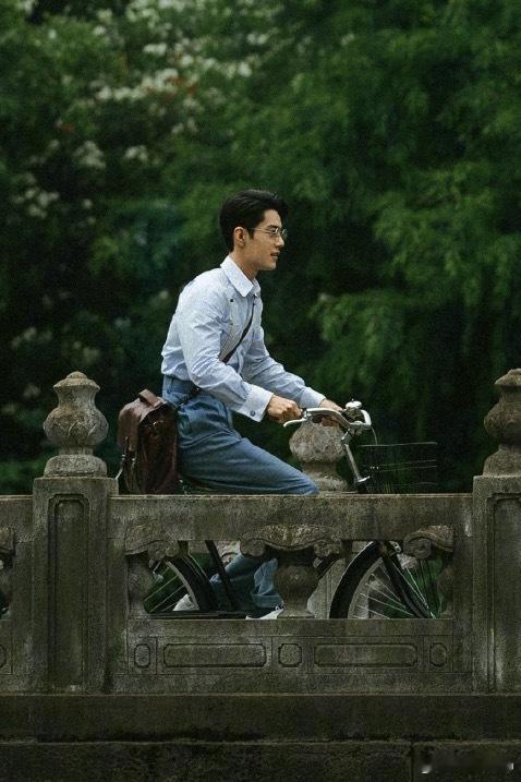 肖战2026冲吧谍报上不封顶《谍报上不封顶》元旦物料！少白少爷骑自行车出门了