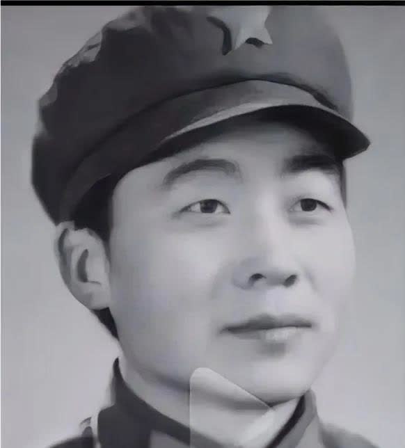 杜新枝昨天晚上在自己直播间歌颂老郭救火的英雄事迹，她说，他为了国家财产，为了正在