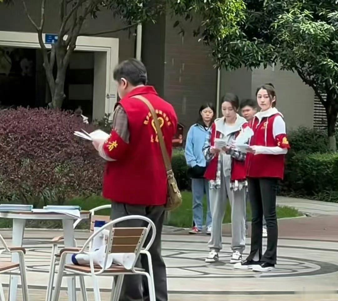 关晓彤这个裤子但凡换个人穿，我都觉得很灾难￼