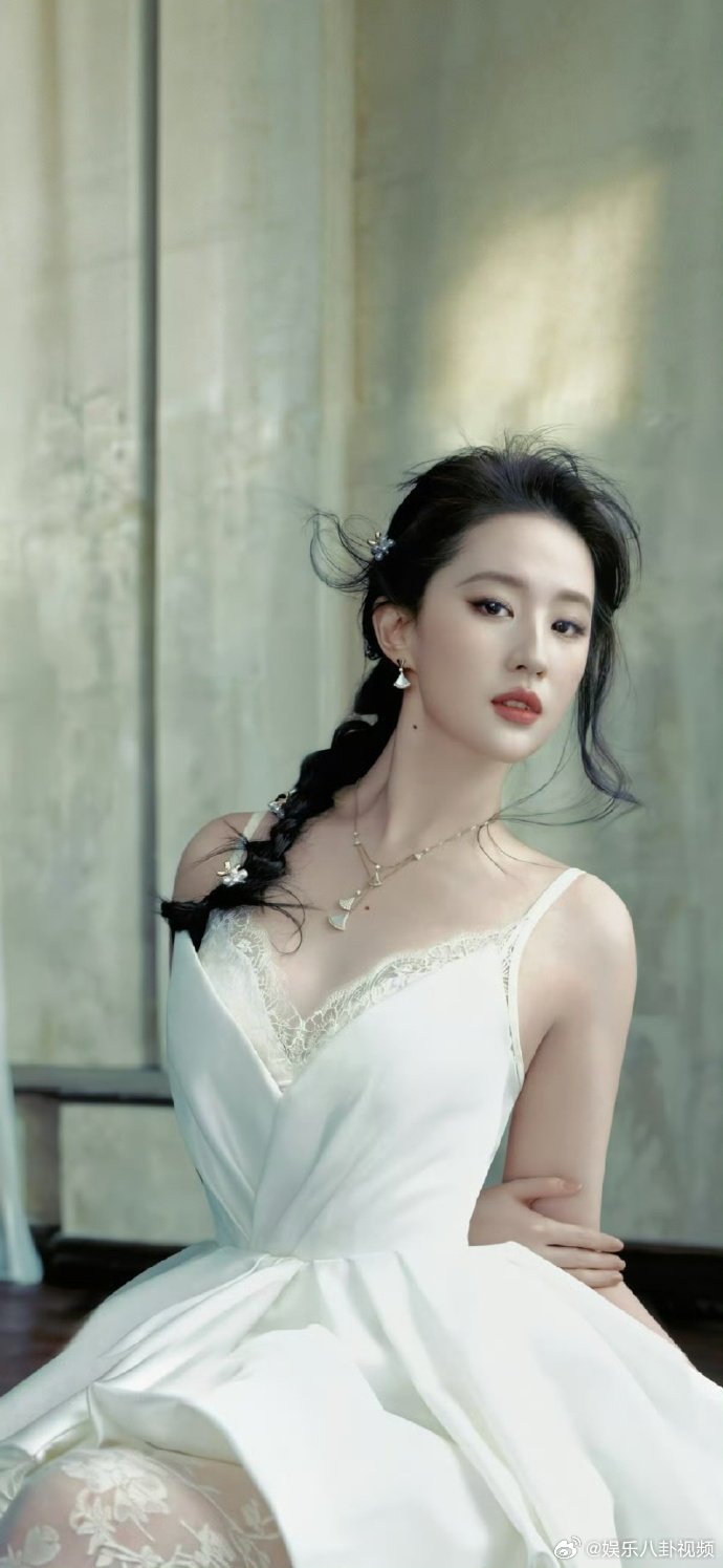 宝格丽刘亦菲在哪儿我在哪儿别人看珠宝，我们先看刘亦菲，这就是顶流魅力