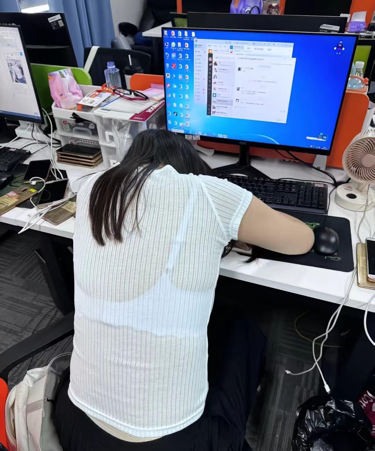 中午午休半个小时，没地方躺，大家只能趴在座子上睡，不舒服的姿势，但都睡的很香。