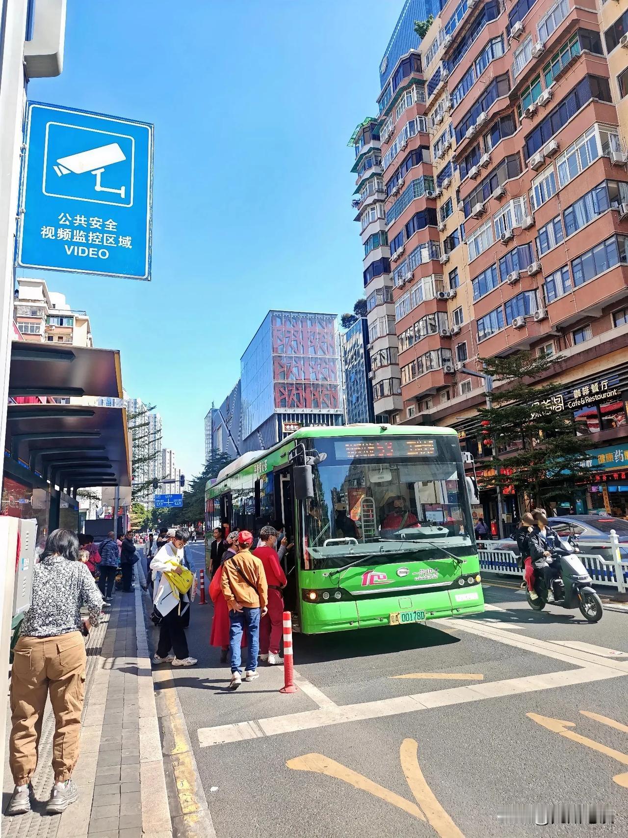 不懂就问，广州公交巴士是怎么区分的？1️⃣、有单纯数字线路，如55路、222路