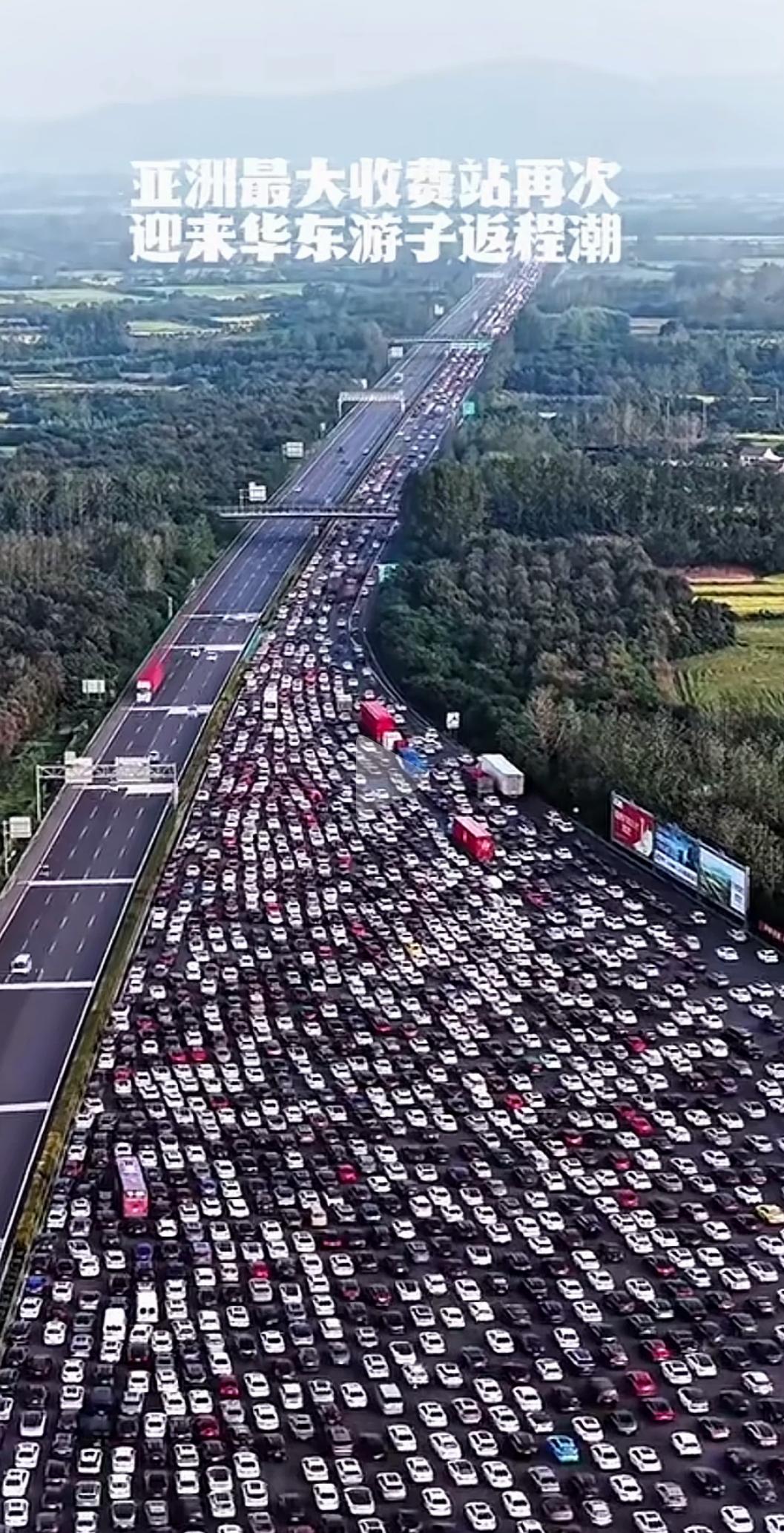 大家有没有发现，一到节假日高速就堵成停车场，根本原因不只是车多，而是很多上下匝道