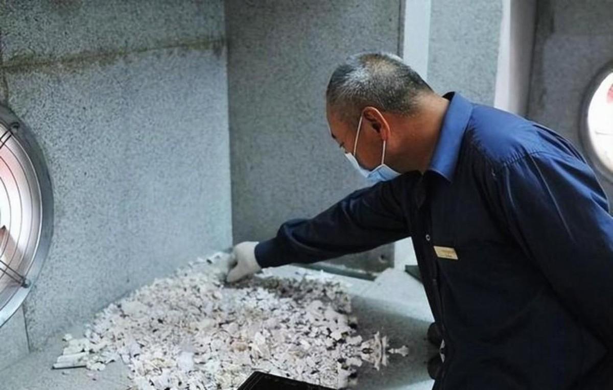 如果不是内部人交底，很多人可能还在为了给长辈买个天价骨灰盒而暗自发愁。最近，殡葬