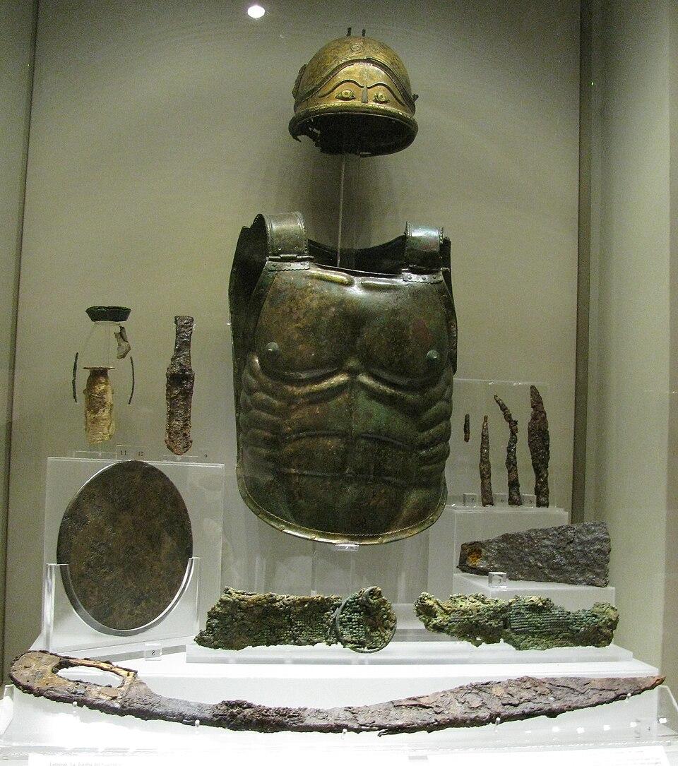 一个伊特鲁里亚武士的"豪华陪葬品"：2500年前的虚荣心有多强？看这套装备，古