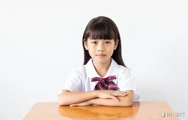 光天化日之下竟发生如此猖狂之事！广东潮州某公园内，一名44岁男子盯上了正在荡秋千