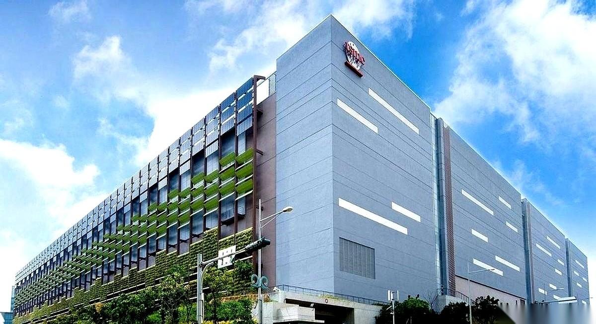 两千亿美金是个什么概念？就是有人拿这么多钱，直接给你盖10座全世界最牛的厂子。