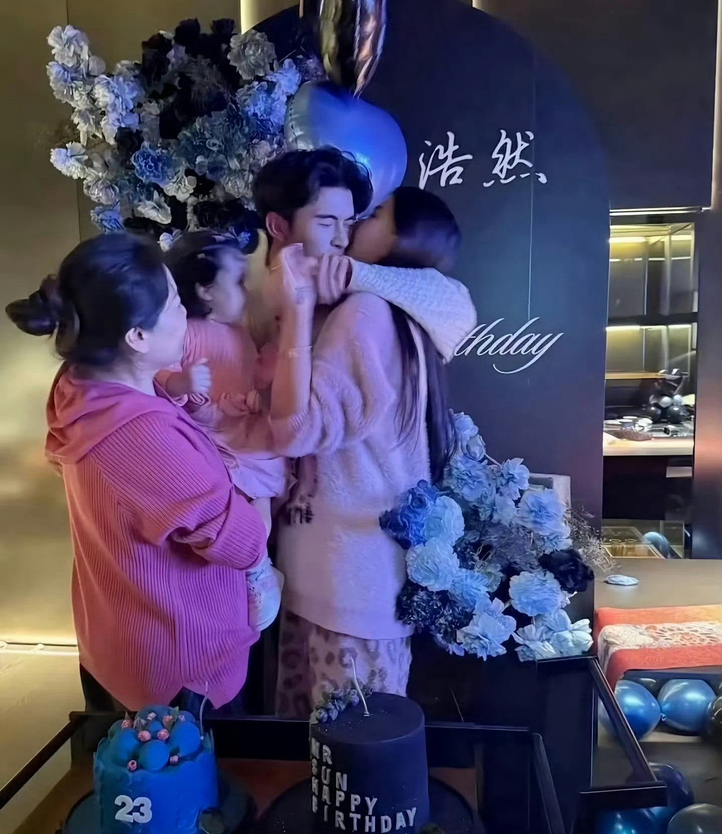 宋浩然回应强吻韩安冉在2025年10月28日宋浩然的23岁生日派对上，已离婚的他