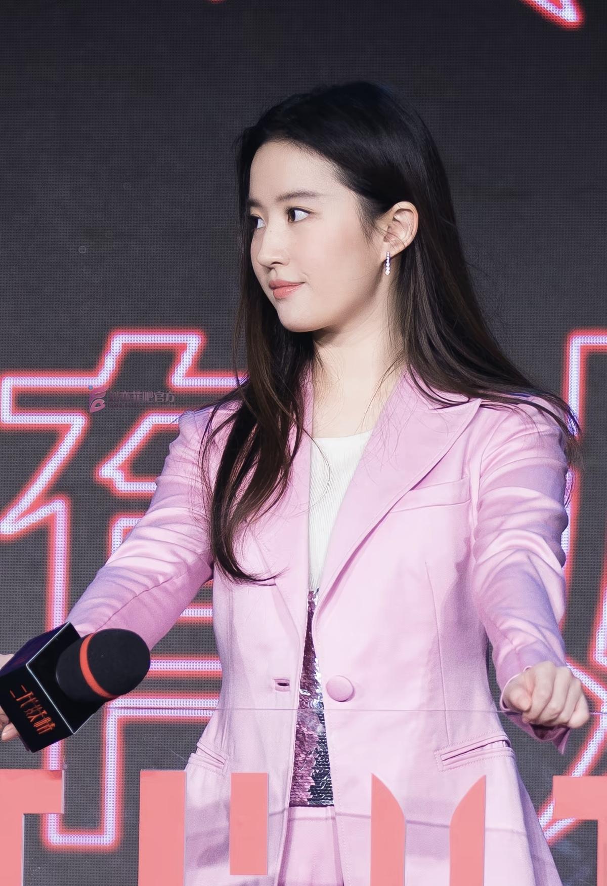 岁月不败美人，当年的粉色西装造型，至今看仍不过时。刘亦菲的美，是跨越时间的惊艳[