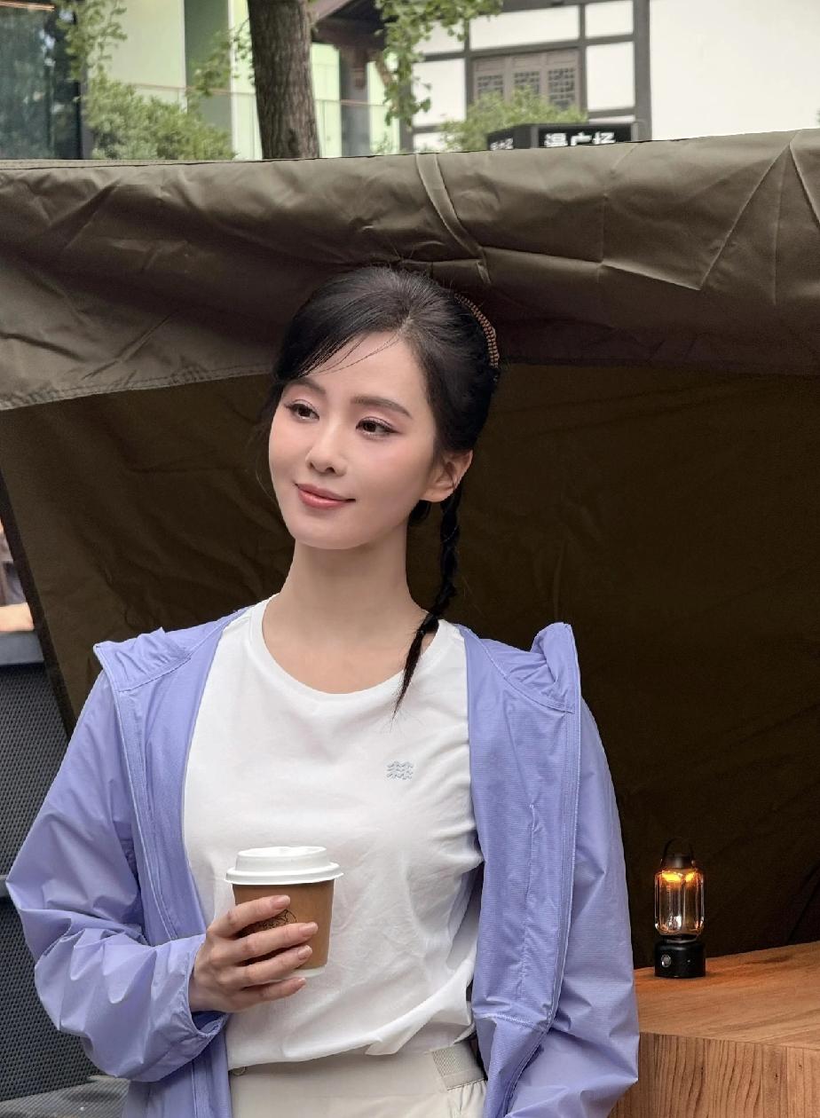 近距离观看刘诗诗，这不像明星啊，美得像是大学生！