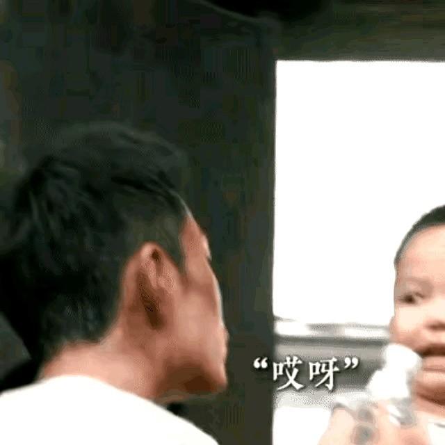 肖战这社恐式拥抱又火了，可他背后的成绩更吓人。哎呀，就是在ELLE活动上和主